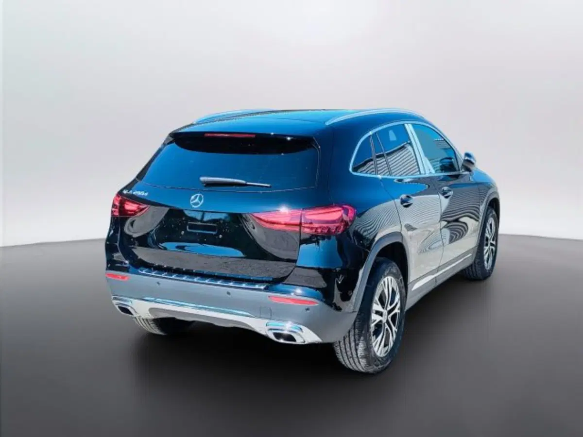 Mercedes-Benz GLA SUV nuova a Teramo (5)