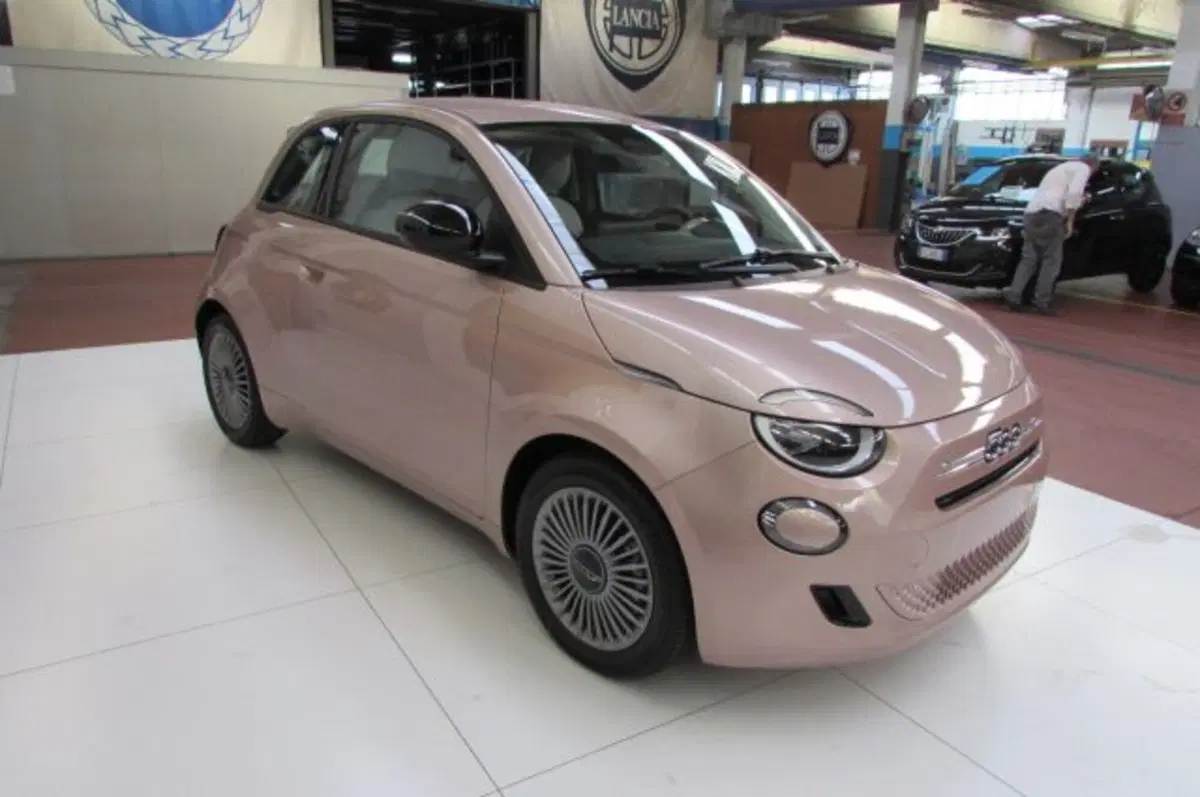Fiat 500 nuova a Milano (3)