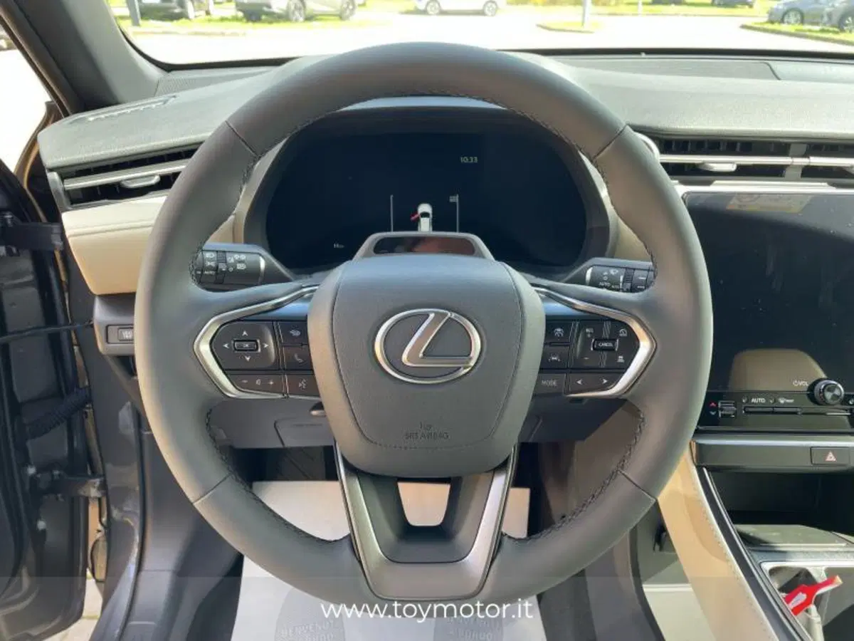 Lexus LBX nuova a Perugia (8)