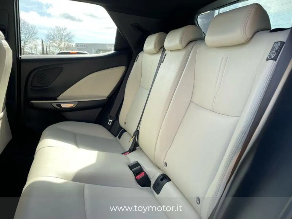 Lexus LBX nuova a Perugia (9)