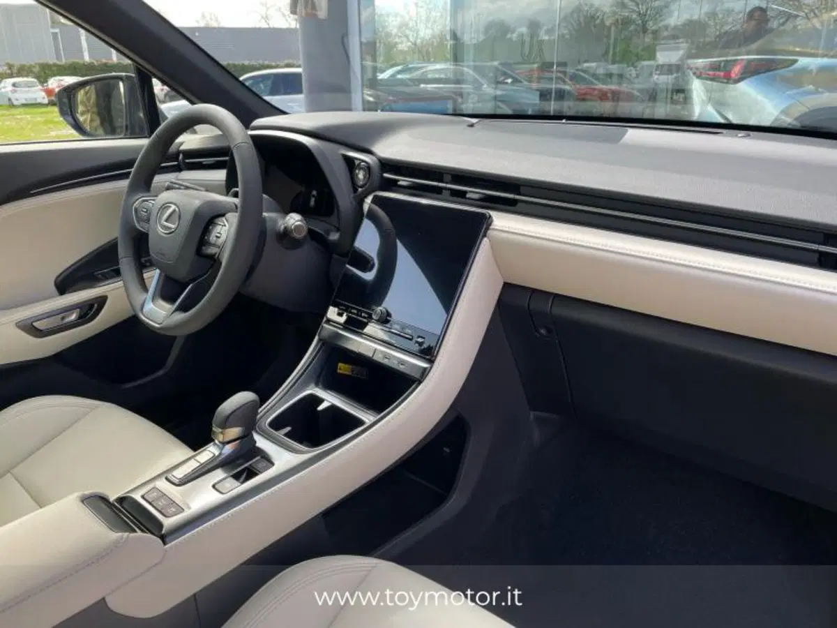Lexus LBX nuova a Perugia (10)