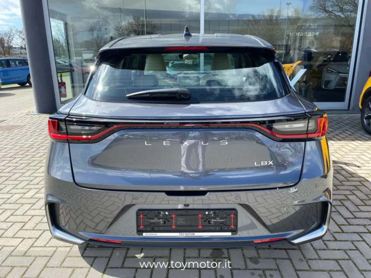 Lexus LBX nuova a Perugia (4)