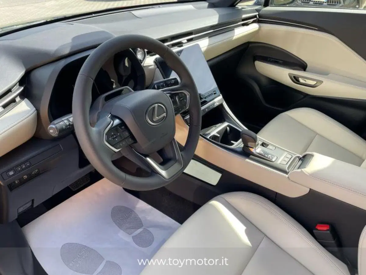 Lexus LBX nuova a Perugia (6)