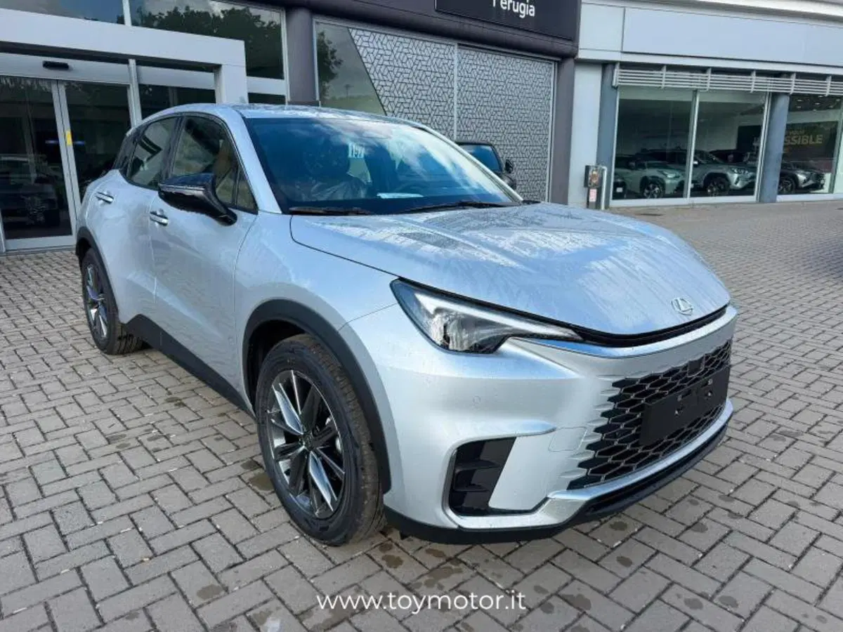 Lexus LBX nuova a Perugia (3)