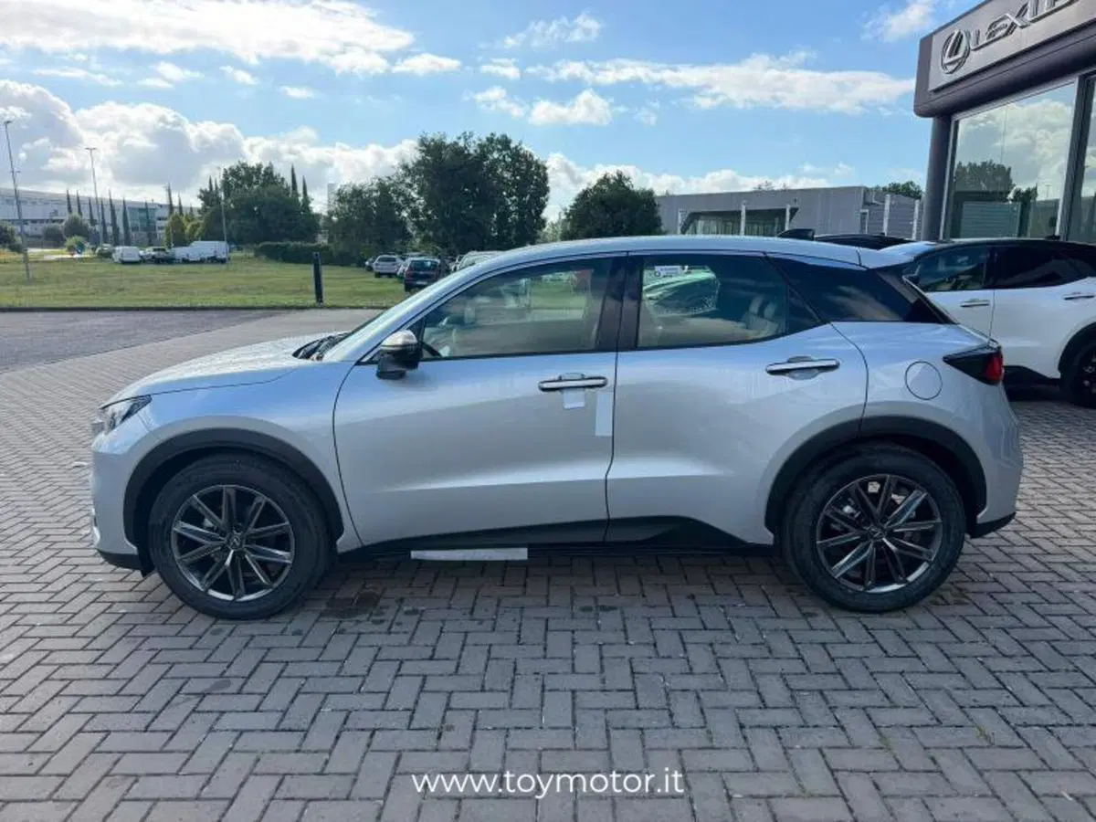 Lexus LBX nuova a Perugia (5)