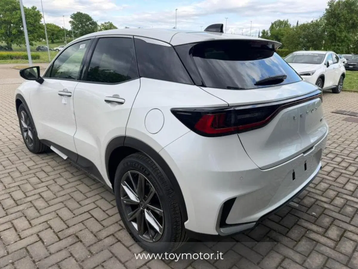 Lexus LBX nuova a Perugia (3)