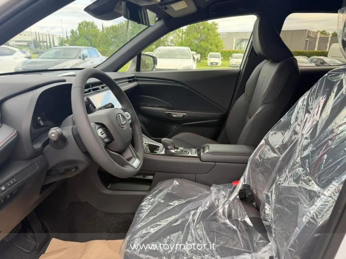 Lexus LBX nuova a Perugia (5)