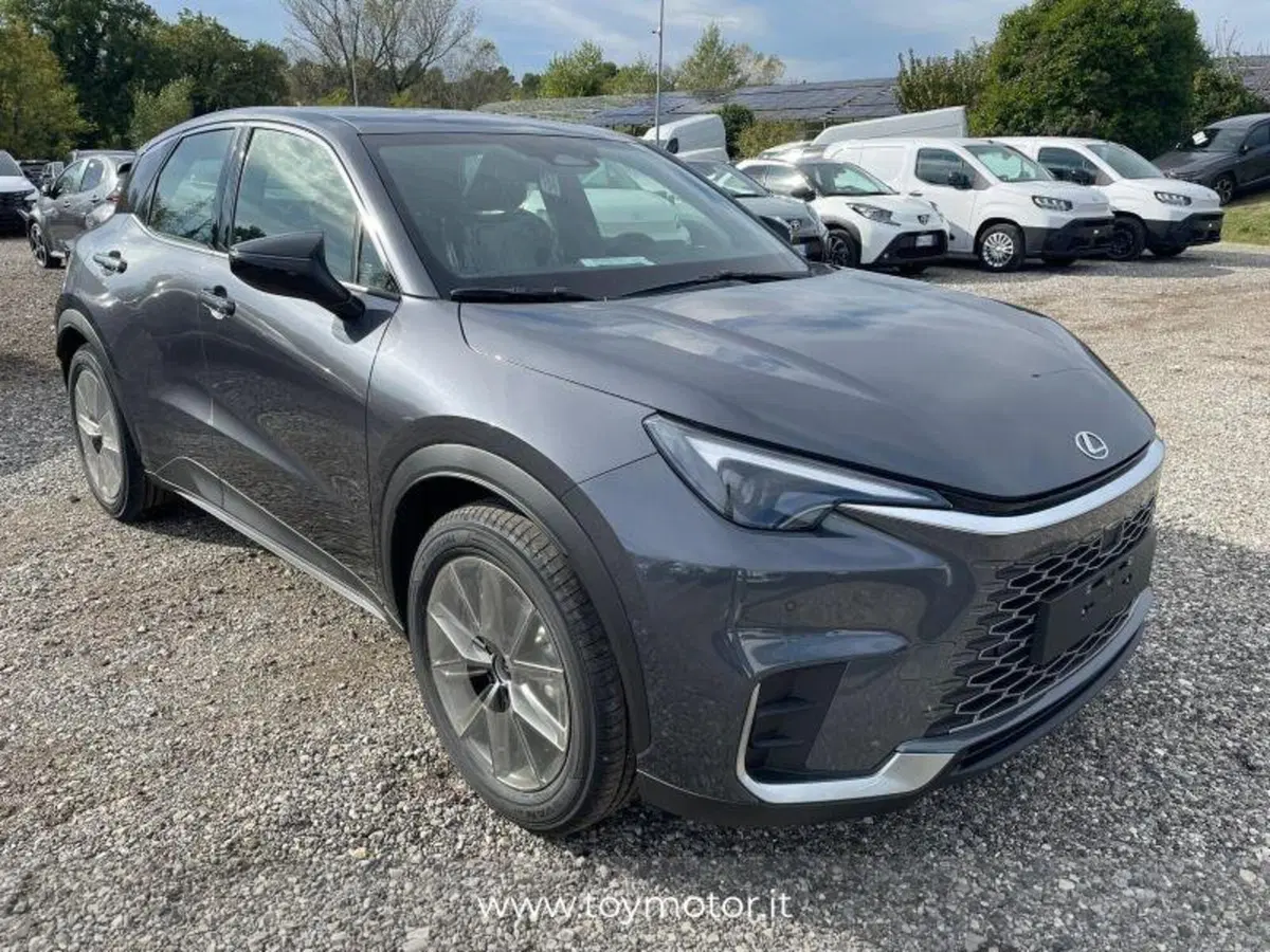 Lexus LBX nuova a Perugia (3)