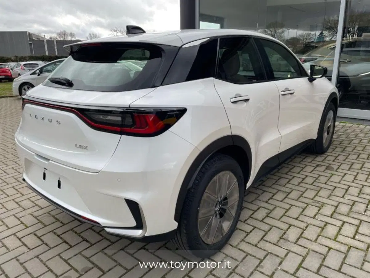 Lexus LBX nuova a Perugia (6)