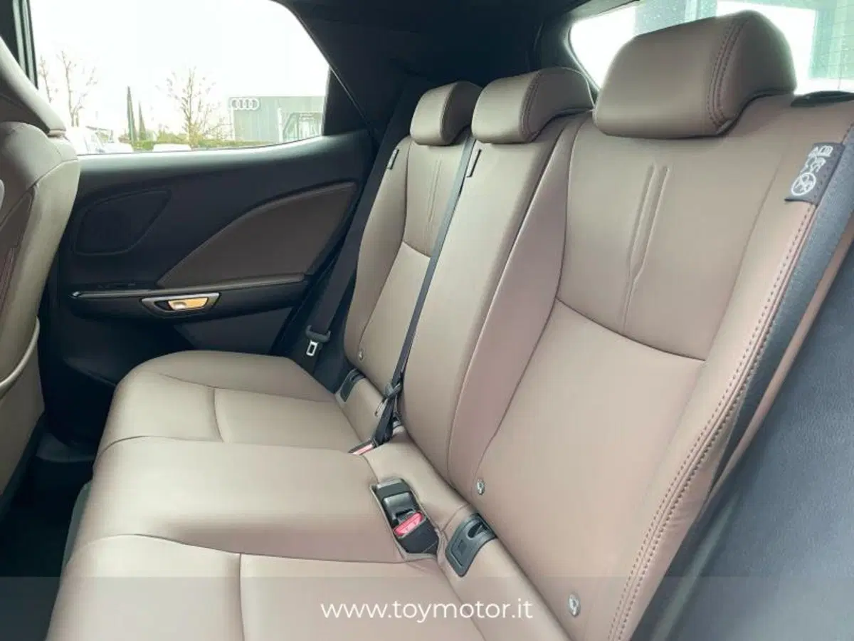 Lexus LBX nuova a Perugia (9)
