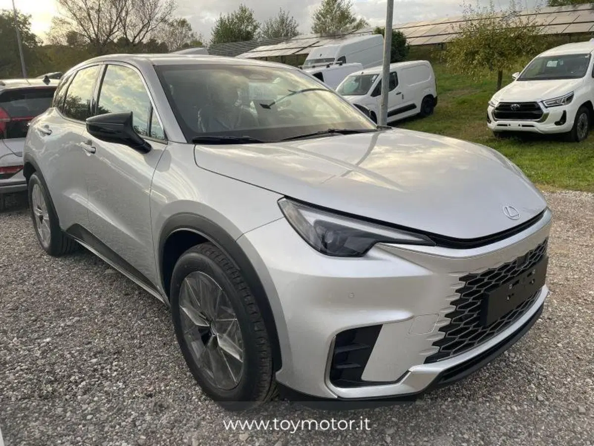Lexus LBX nuova a Perugia (3)