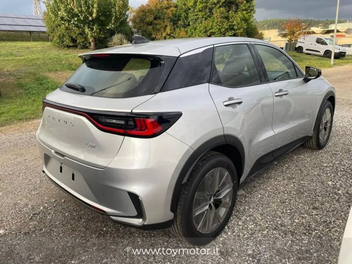 Lexus LBX nuova a Perugia (5)