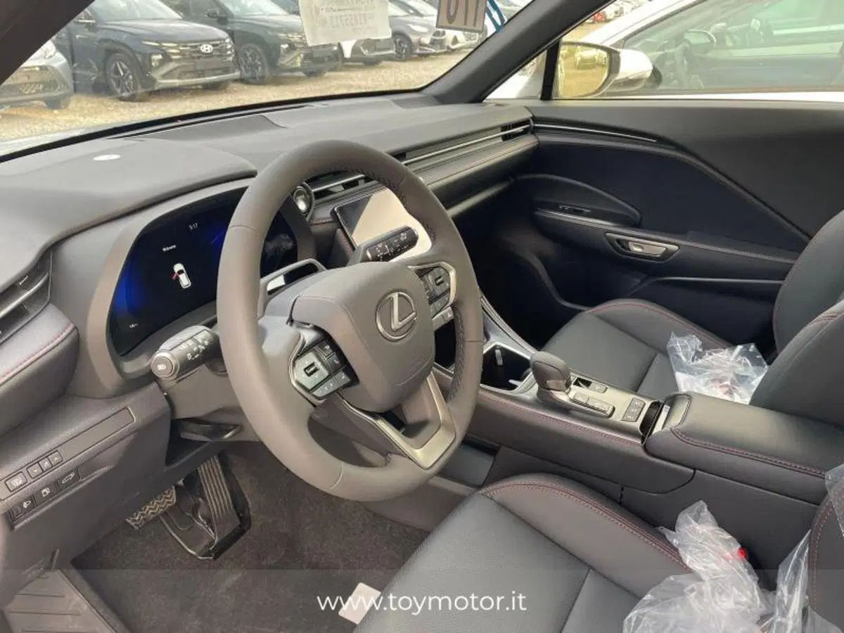 Lexus LBX nuova a Perugia (6)