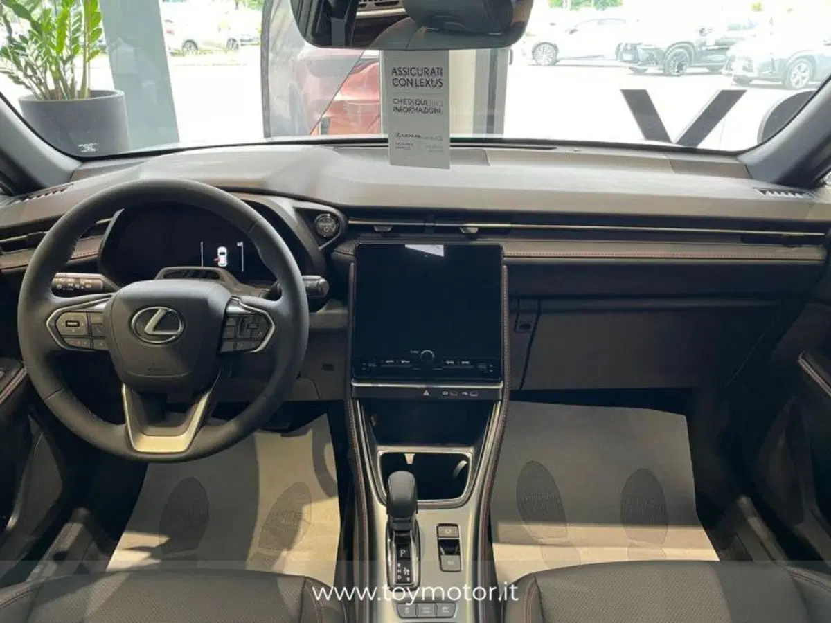 Lexus LBX nuova a Perugia (8)