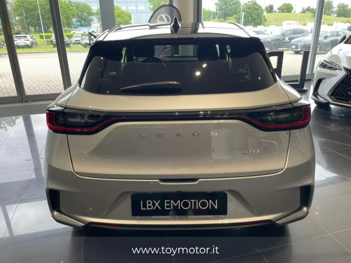 Lexus LBX nuova a Perugia (4)
