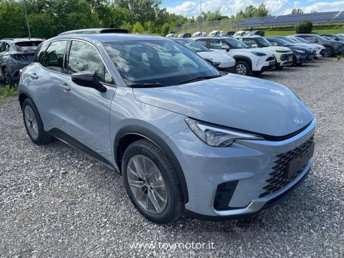 Lexus LBX nuova a Perugia (3)