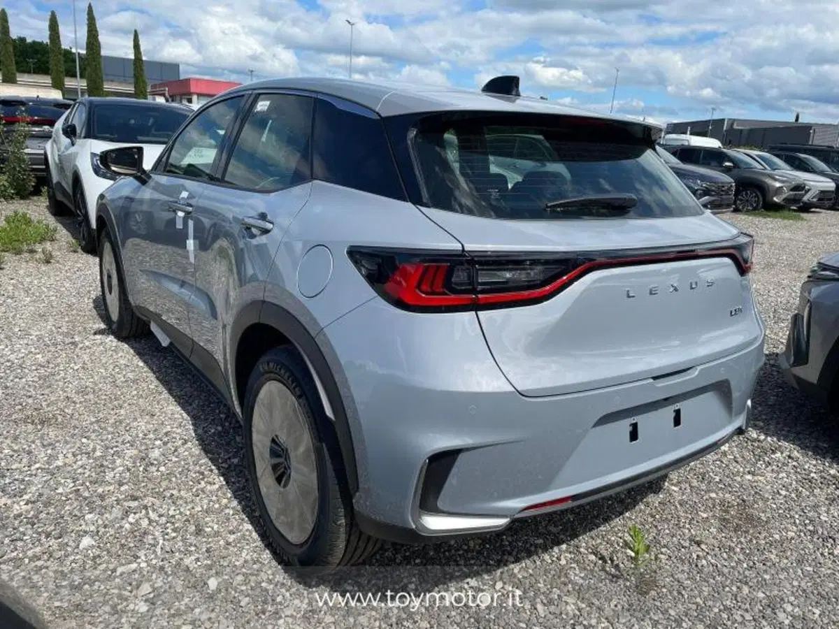 Lexus LBX nuova a Perugia (6)