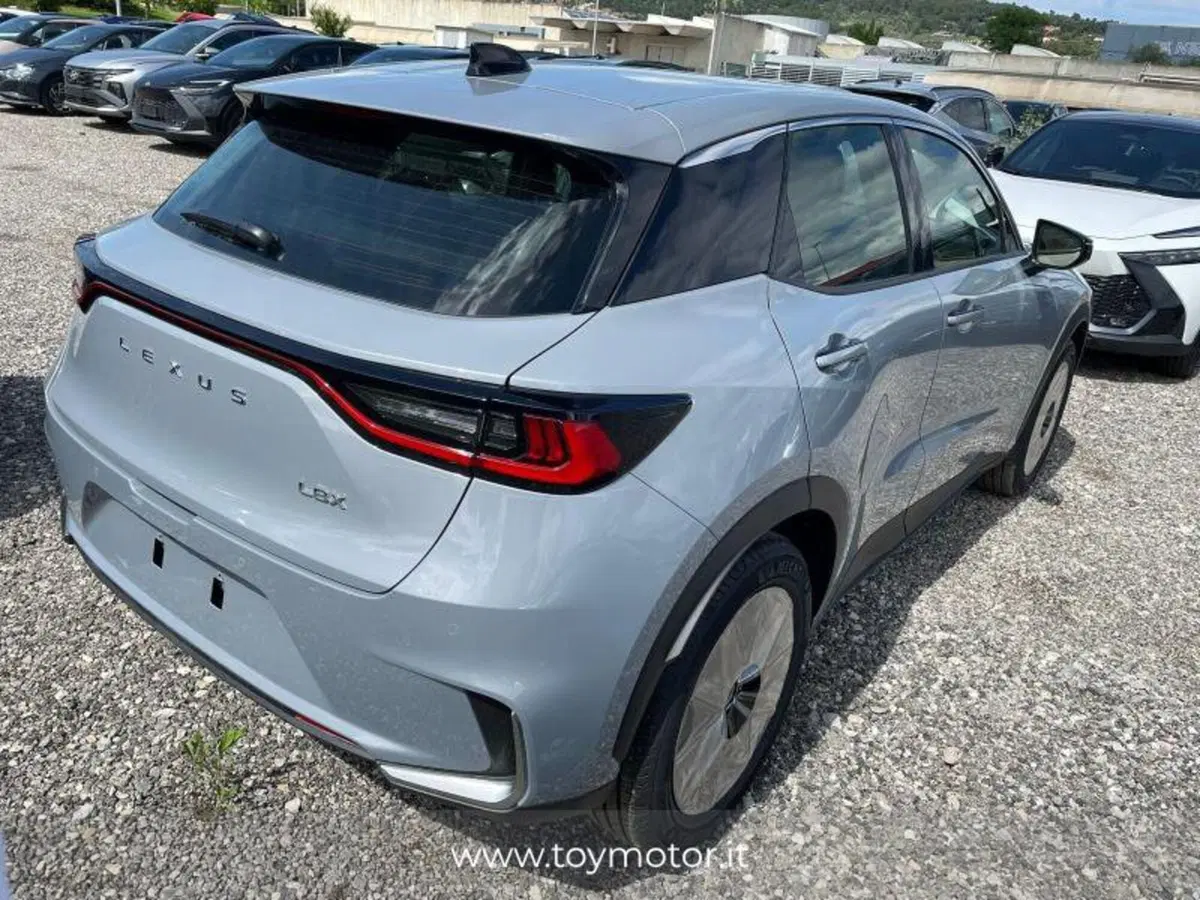 Lexus LBX nuova a Perugia (8)