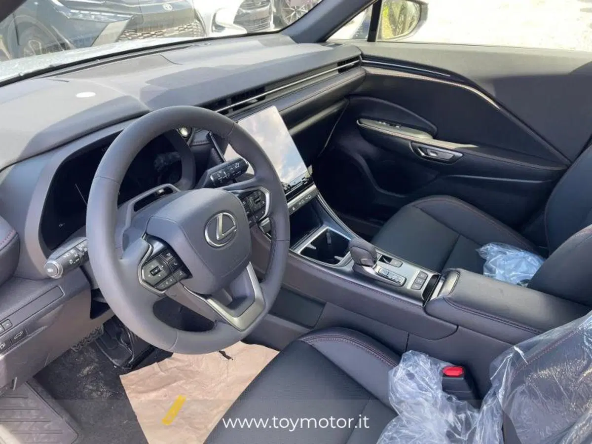 Lexus LBX nuova a Perugia (9)