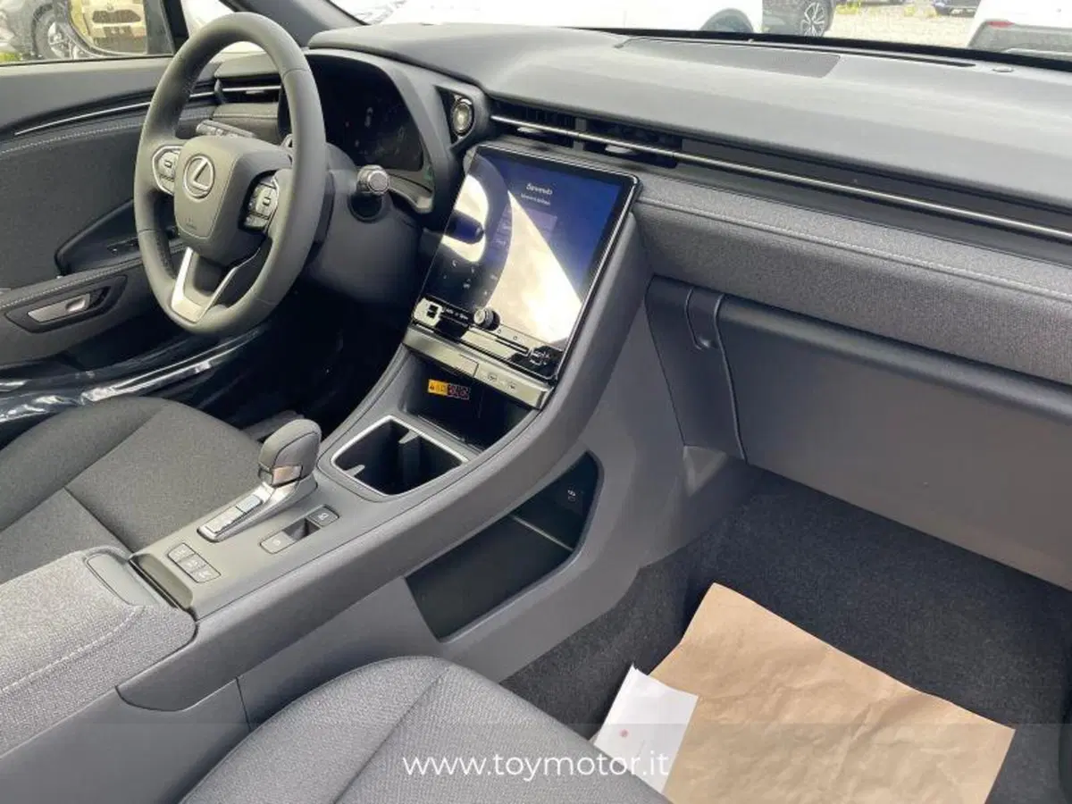 Lexus LBX nuova a Perugia (11)