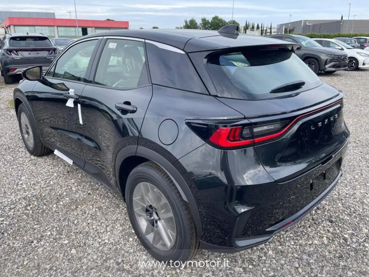 Lexus LBX nuova a Perugia (6)
