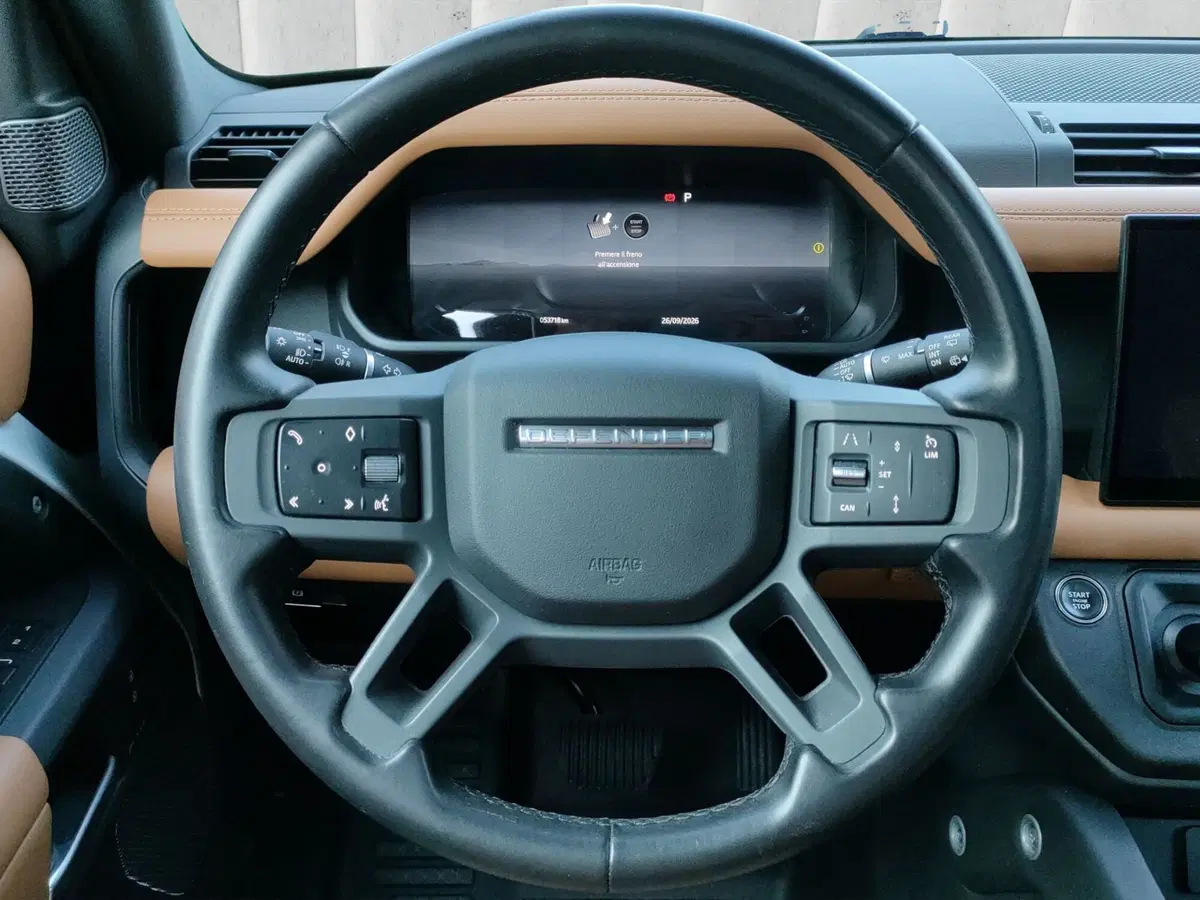 Land Rover Defender usata a Lecco (11)