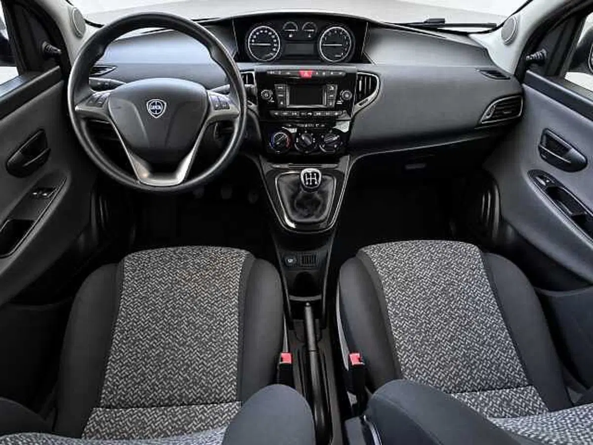 Lancia Ypsilon usata a Brescia (16)
