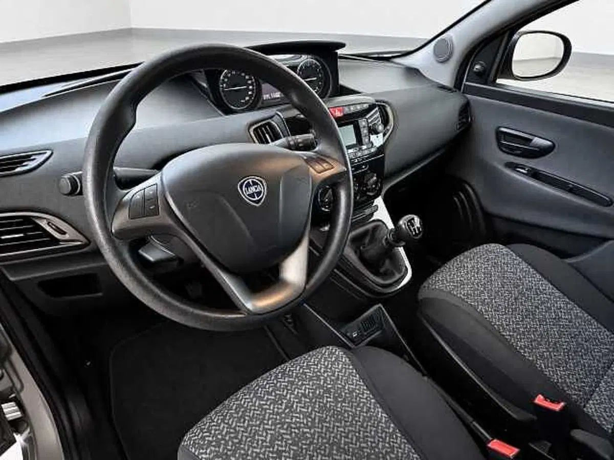 Lancia Ypsilon usata a Brescia (18)