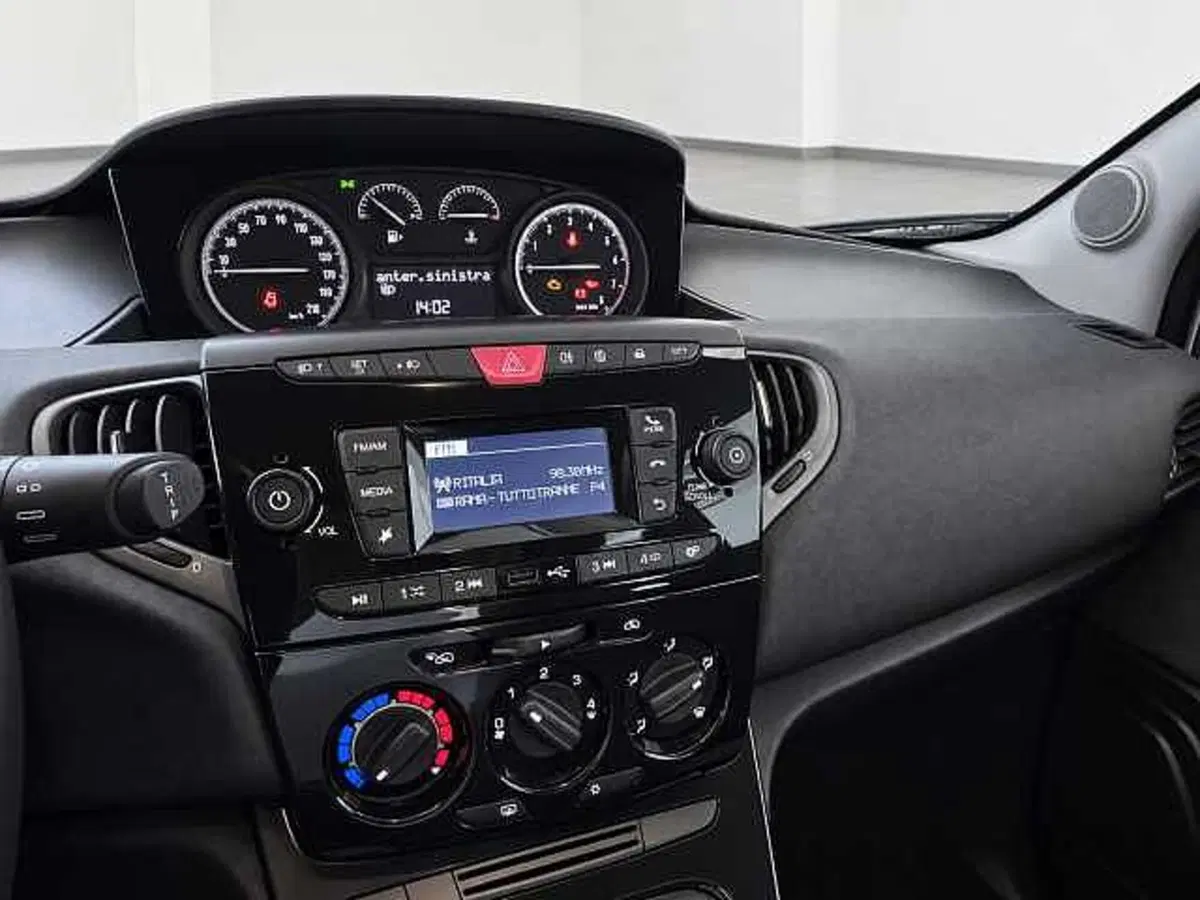 Lancia Ypsilon usata a Brescia (19)
