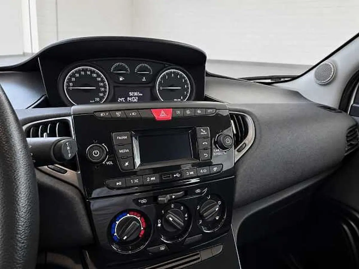 Lancia Ypsilon usata a Brescia (20)