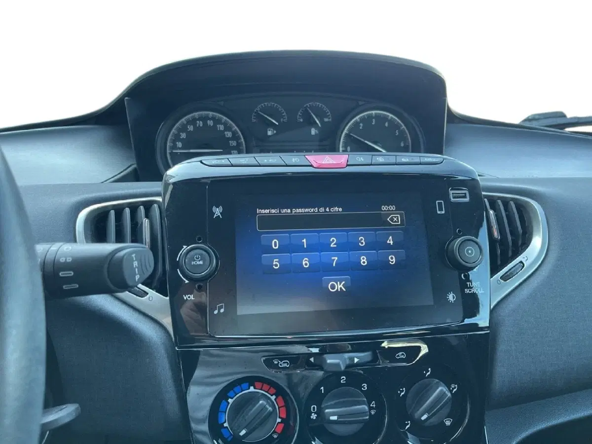 Lancia Ypsilon usata a Torino (12)
