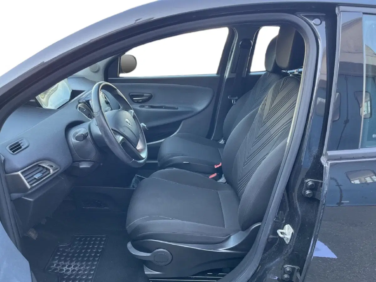 Lancia Ypsilon usata a Torino (8)
