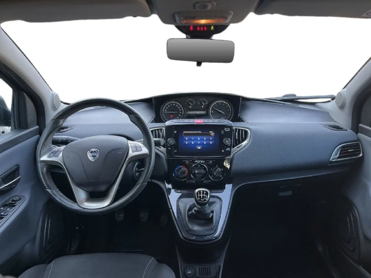 Lancia Ypsilon usata a Torino (9)