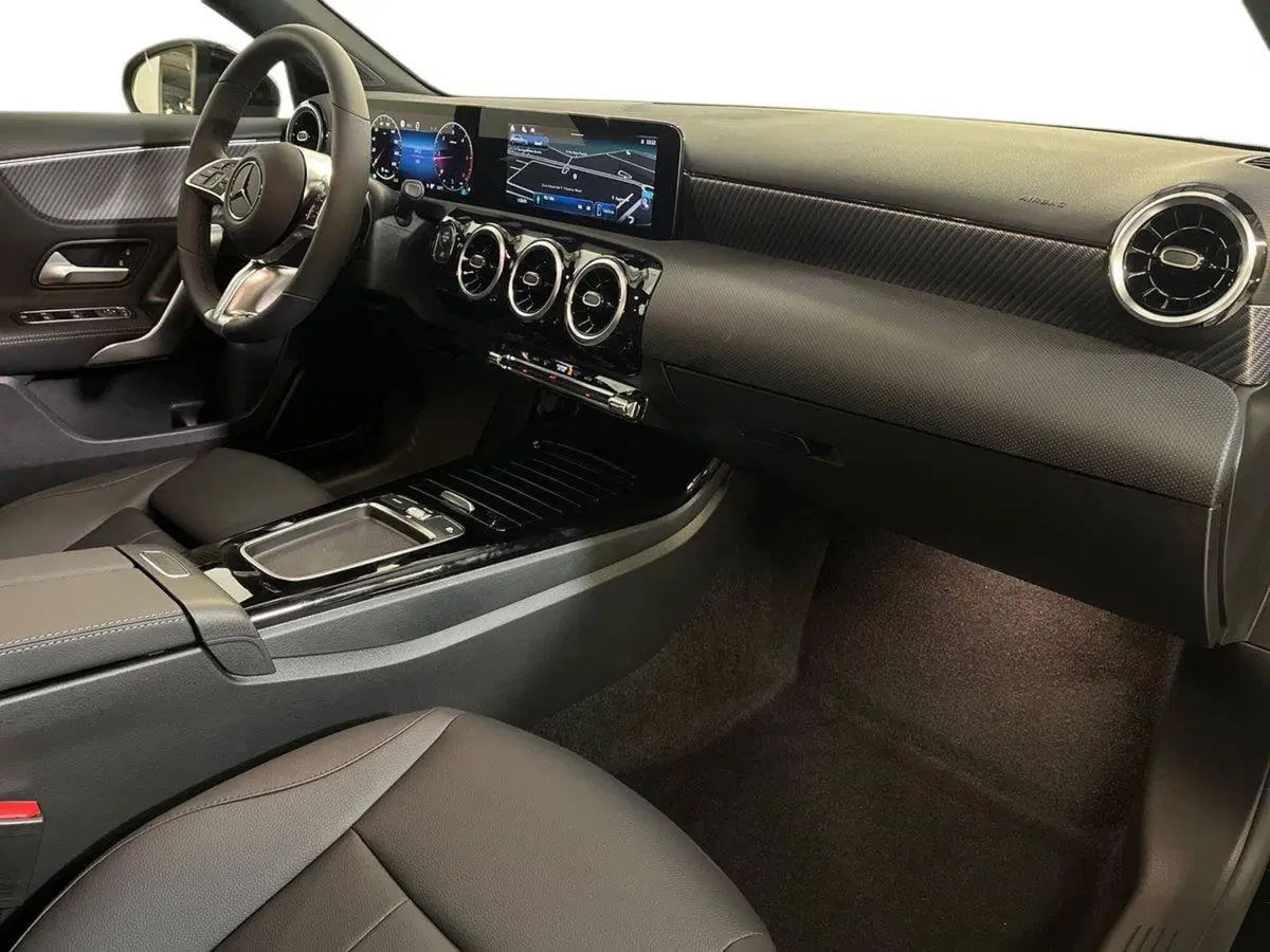 Mercedes-Benz Classe A nuova a Milano (15)