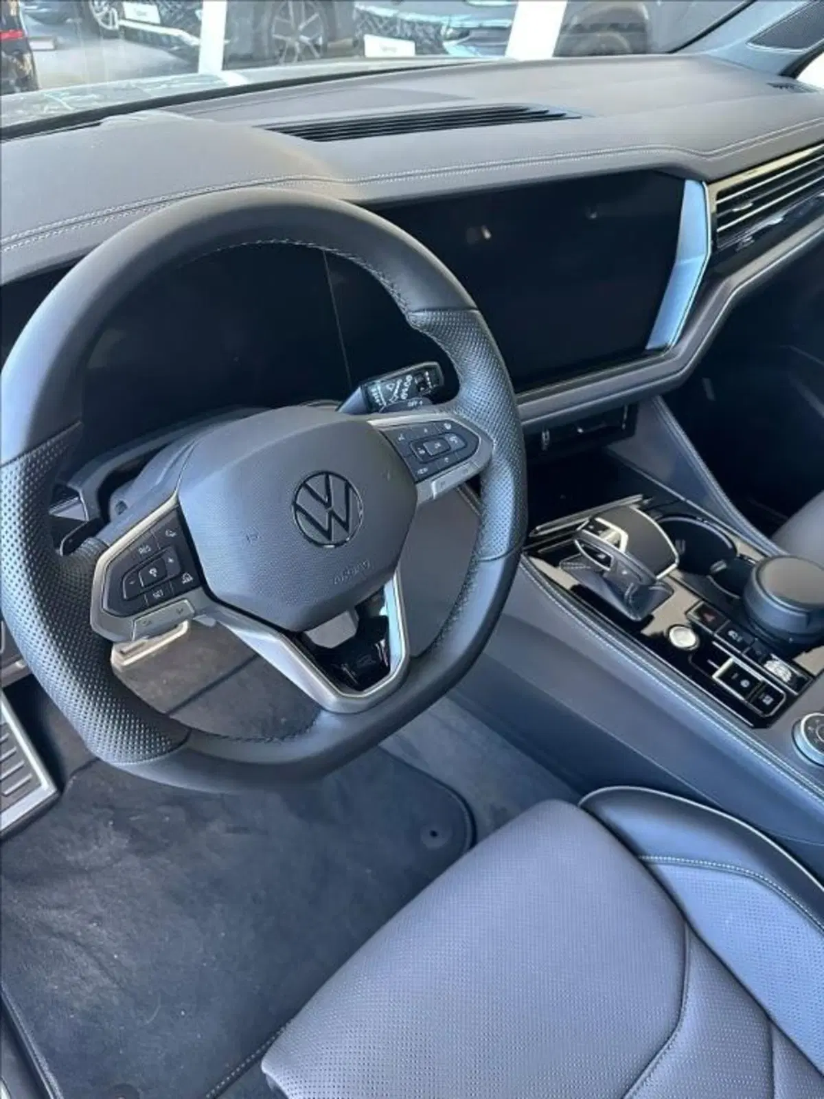 Volkswagen Touareg nuova a Lucca (8)