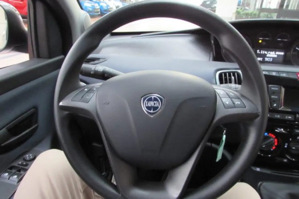 Lancia Ypsilon usata a Milano (10)