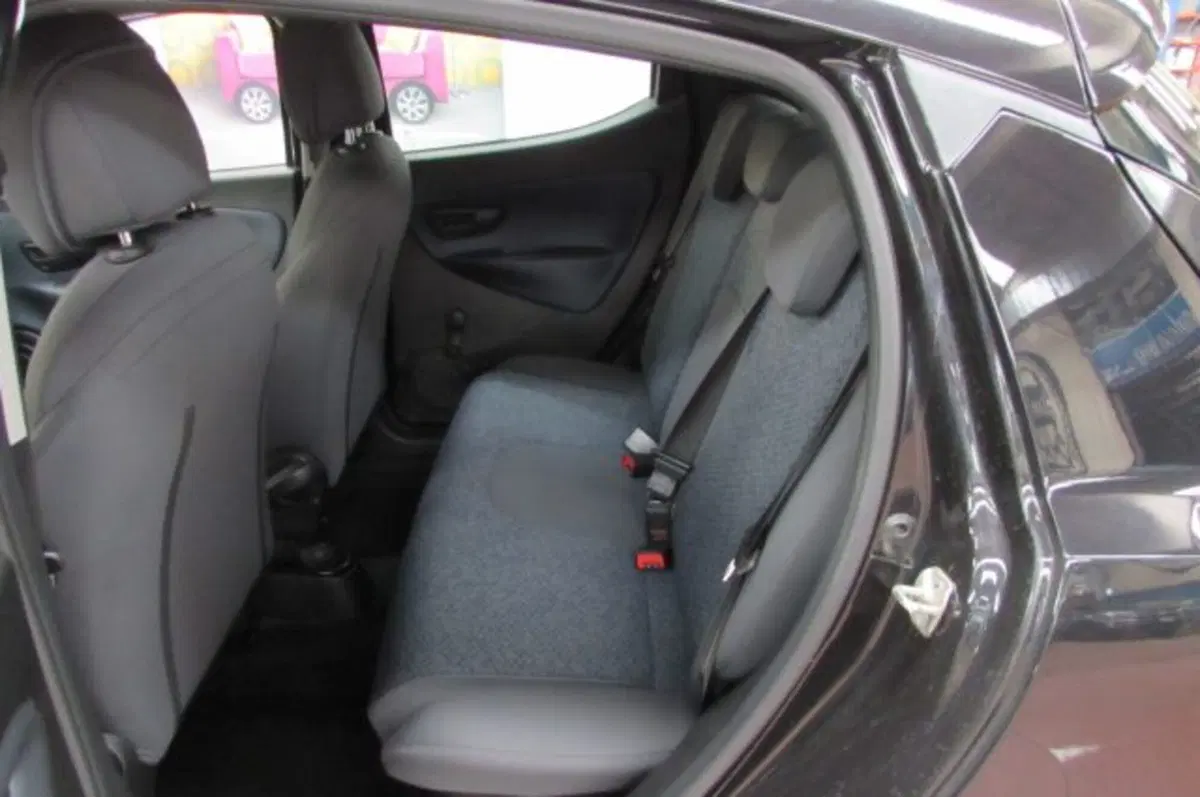 Lancia Ypsilon usata a Milano (11)