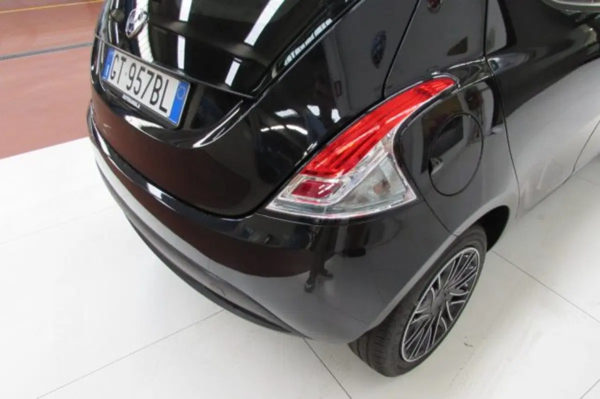 Lancia Ypsilon usata a Milano (13)