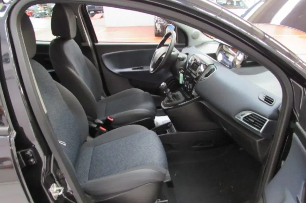 Lancia Ypsilon usata a Milano (14)