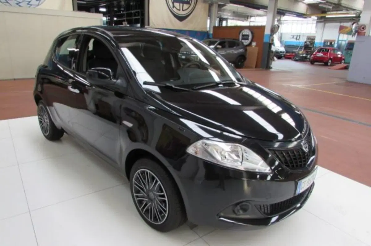 Lancia Ypsilon usata a Milano (3)