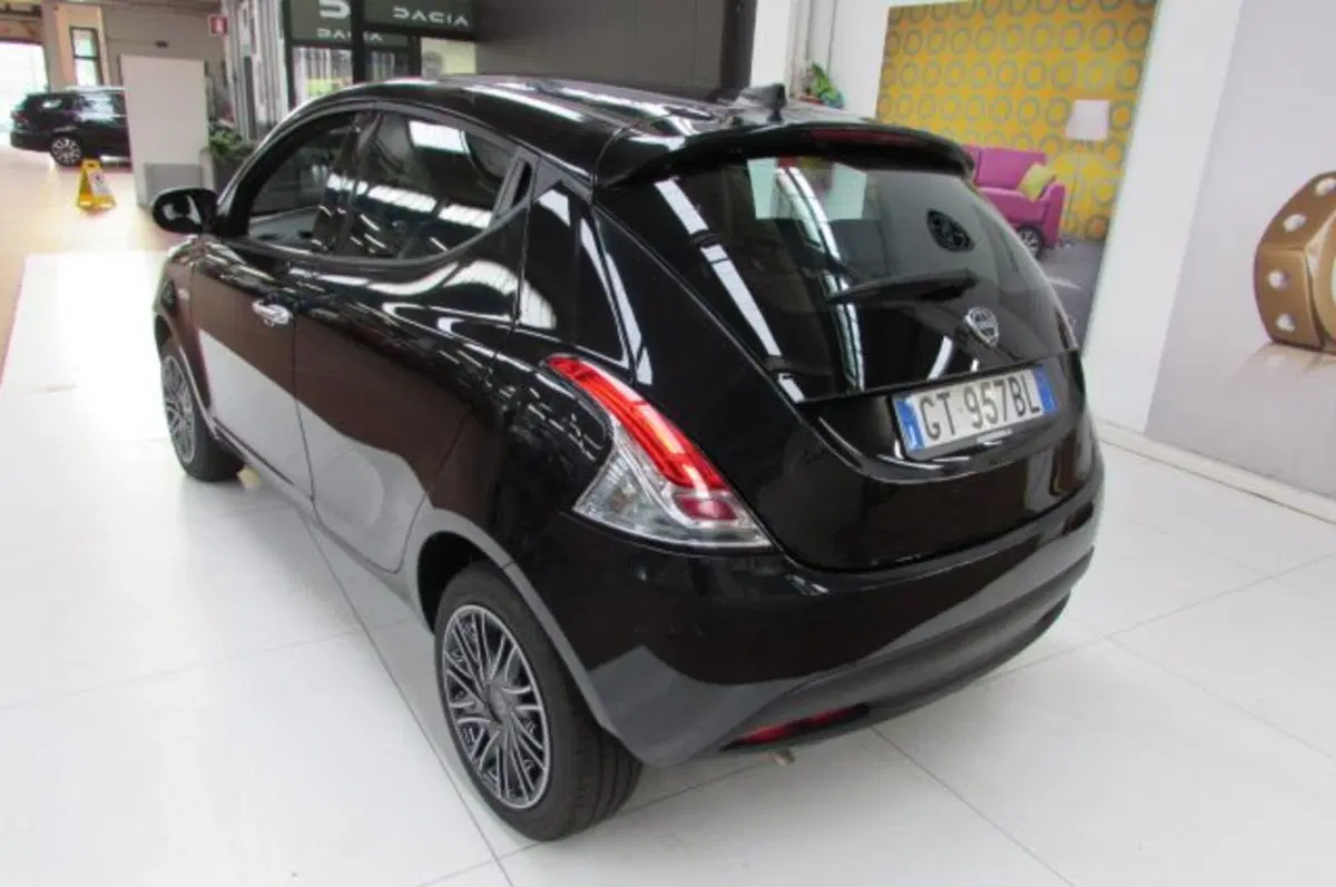 Lancia Ypsilon usata a Milano (4)