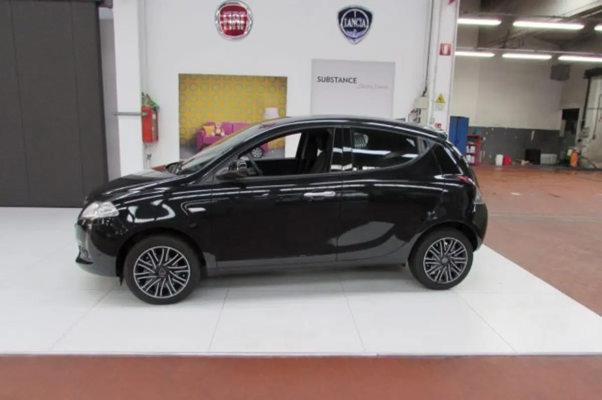 Lancia Ypsilon usata a Milano (5)