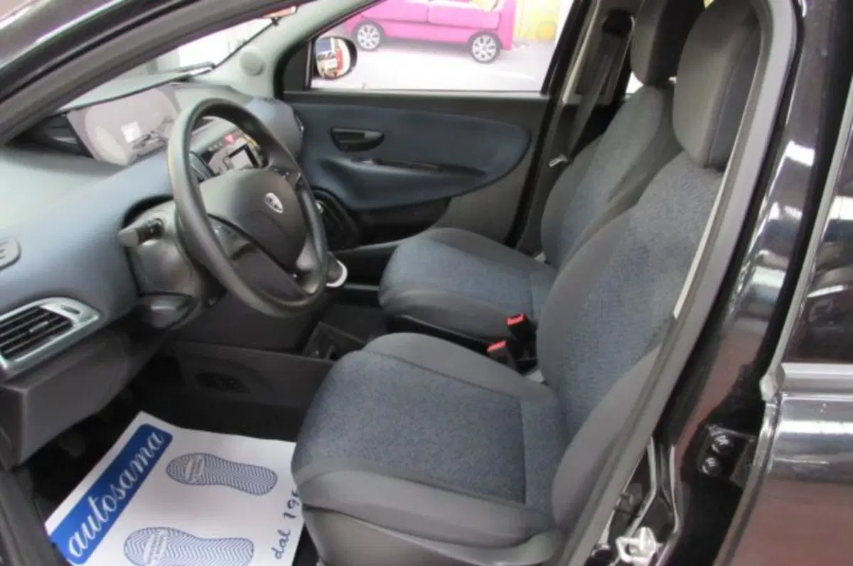 Lancia Ypsilon usata a Milano (6)