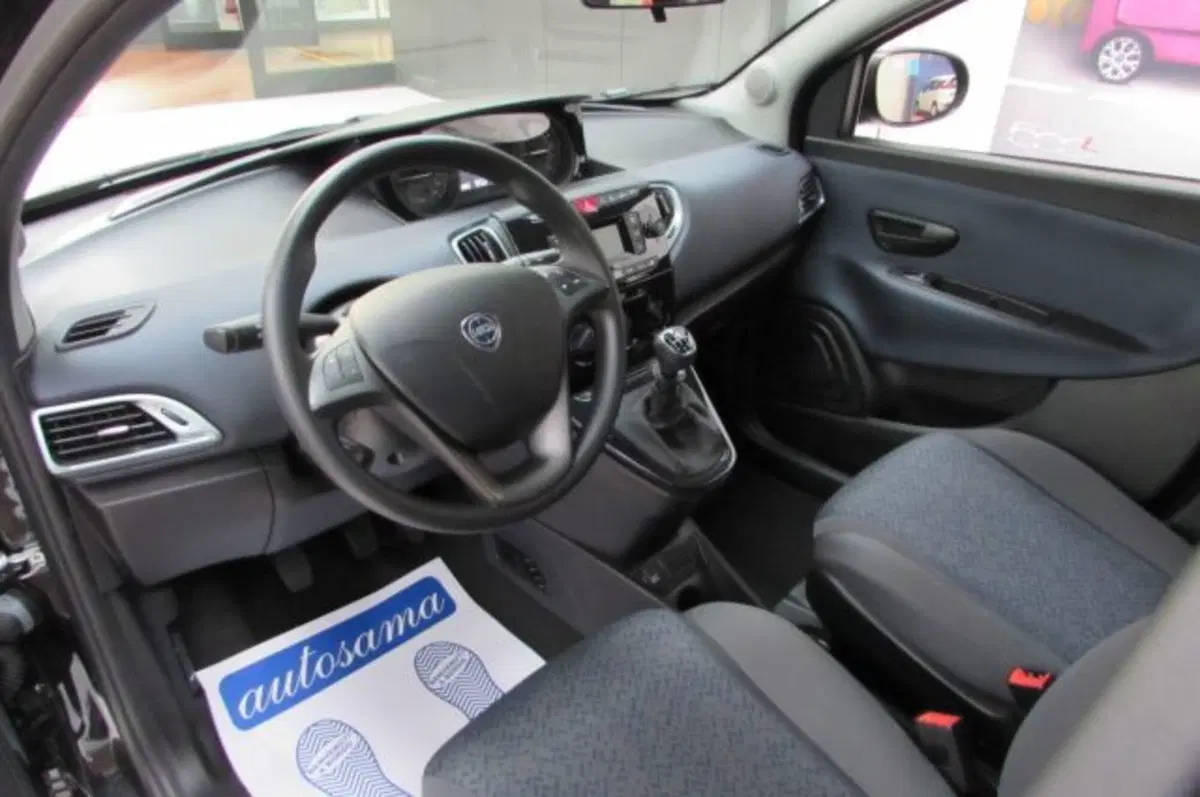 Lancia Ypsilon usata a Milano (7)