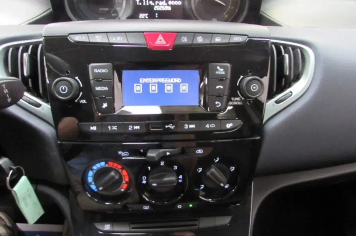 Lancia Ypsilon usata a Milano (9)