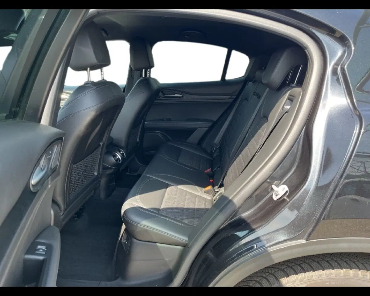 Alfa Romeo Stelvio usata a Torino (15)