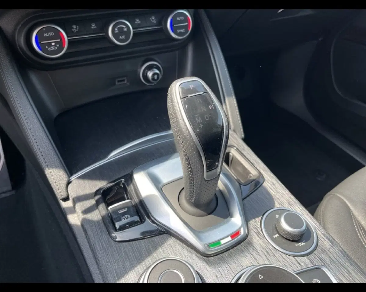 Alfa Romeo Stelvio usata a Torino (5)