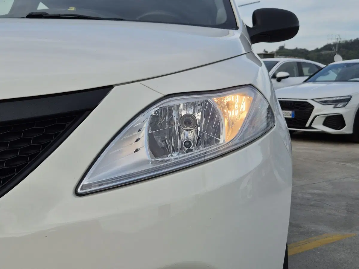 Lancia Ypsilon usata  (14)