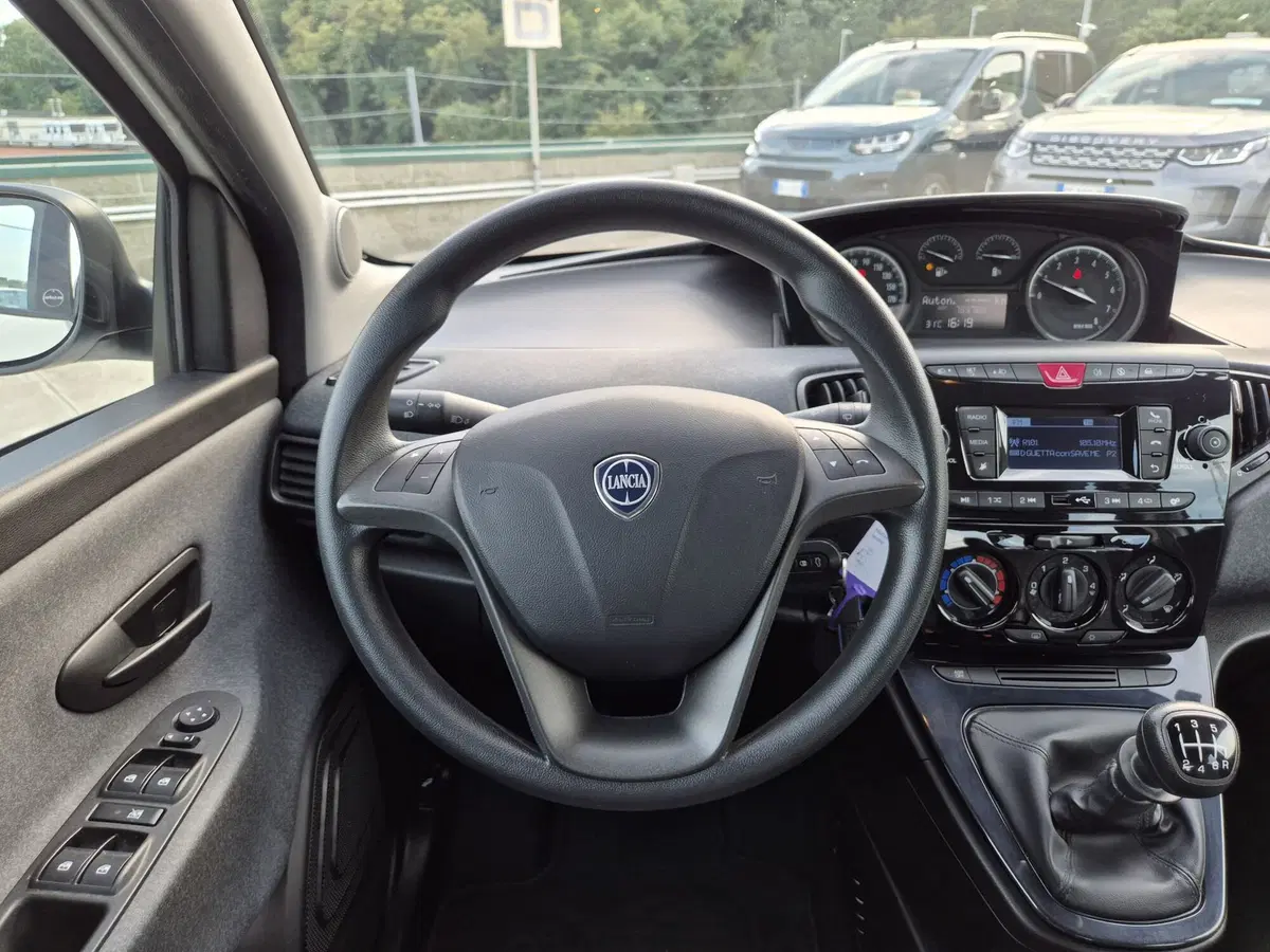 Lancia Ypsilon usata  (15)