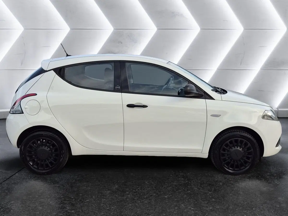 Lancia Ypsilon usata  (5)